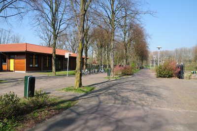 809602 Gezicht in de Vreugdenhillaan door het Park Transwijk te Utrecht, met links de Stadsboerderij Eilandsteede ...